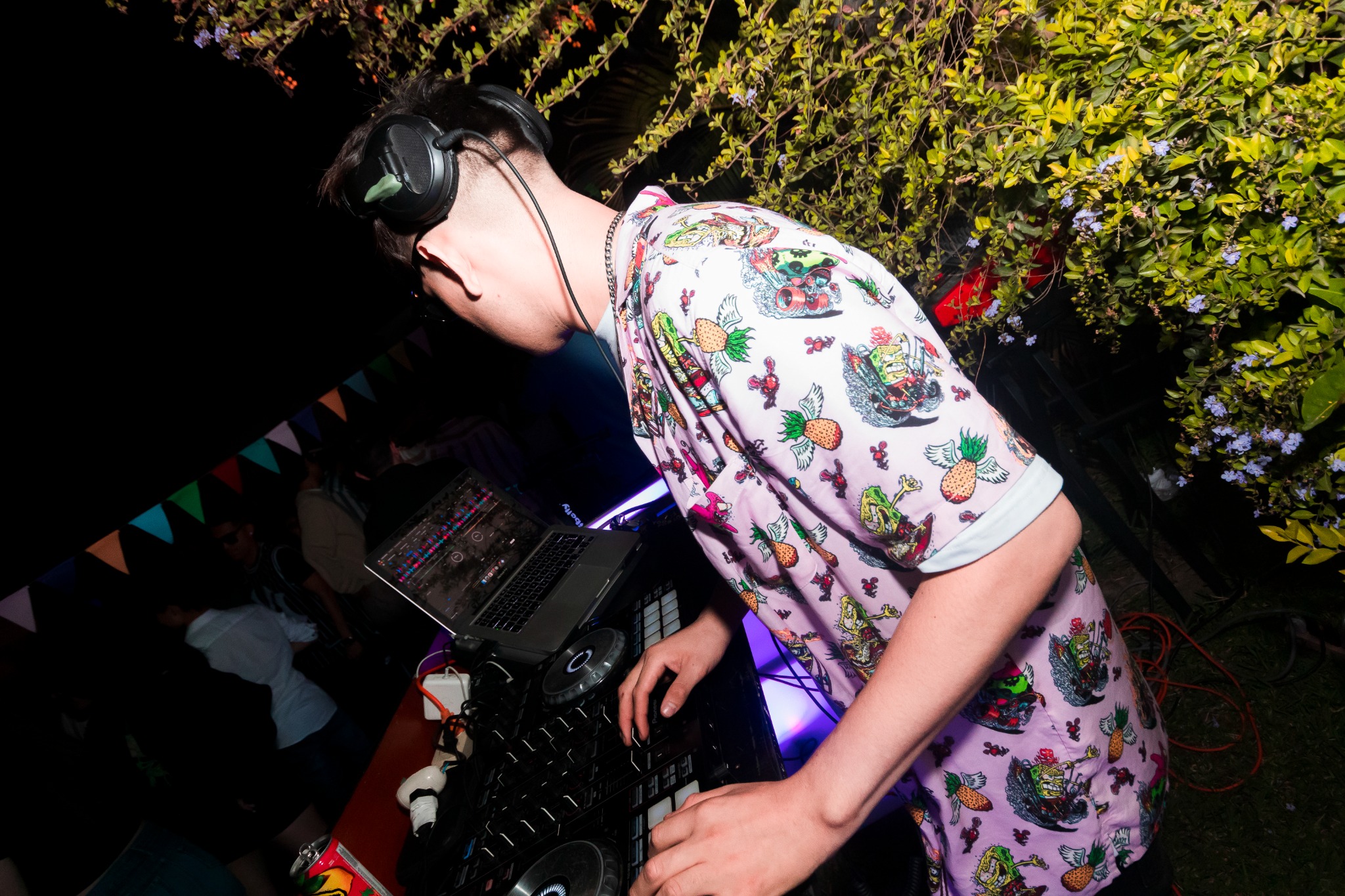 DJ Elian mezclando en cabina