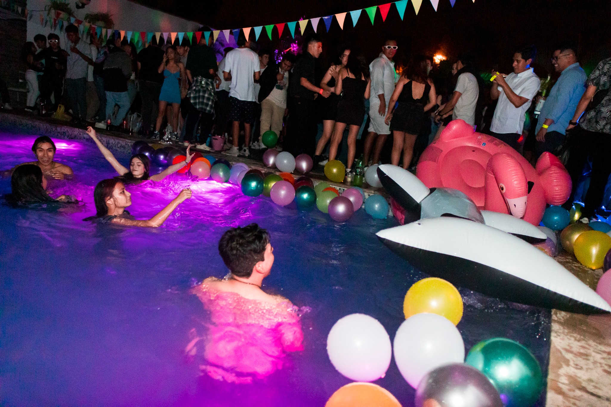 Fiesta junto a la piscina