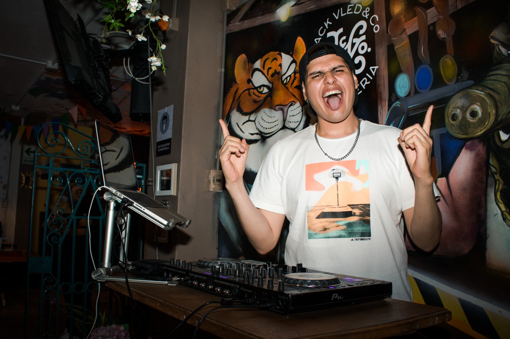 DJ Elian en cabina