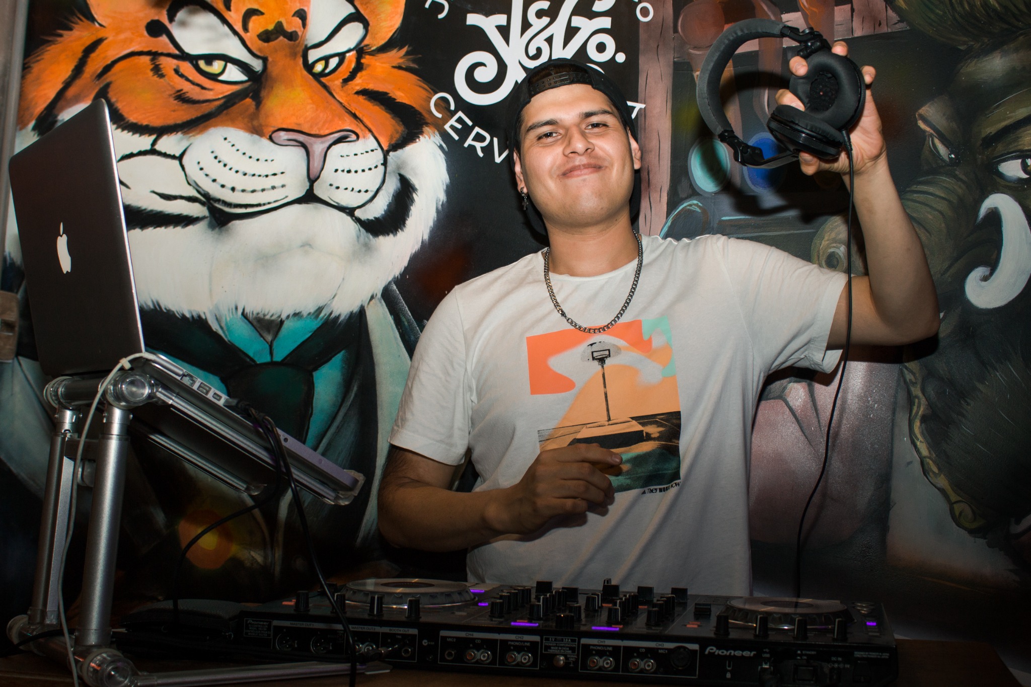 DJ Elian sosteniendo audífonos